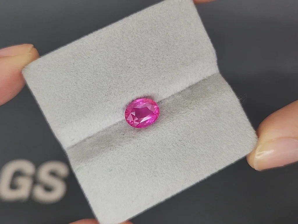 Saphir rose vif non chauffé aspect soyeux et rutile, taille ovale, 2,06 carats, Sri Lanka  Image №4