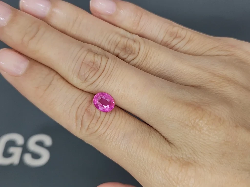 Saphir rose vif non chauffé aspect soyeux et rutile, taille ovale, 2,06 carats, Sri Lanka  Image №2