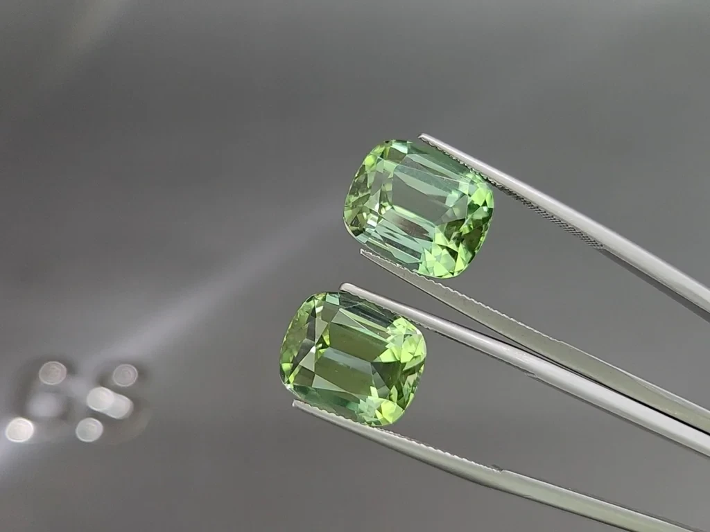 Une paire de tourmalines vertes taille coussin 19,79 carats, Colombie Image №3