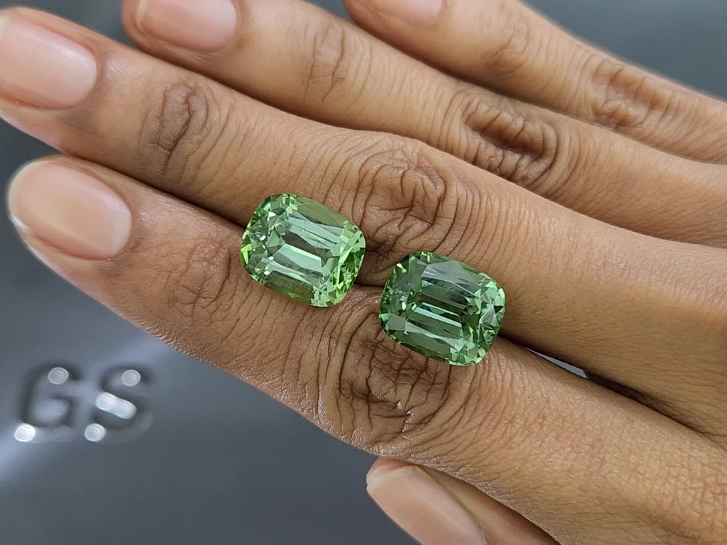 Une paire de tourmalines vertes taille coussin 19,79 carats, Colombie Image №2