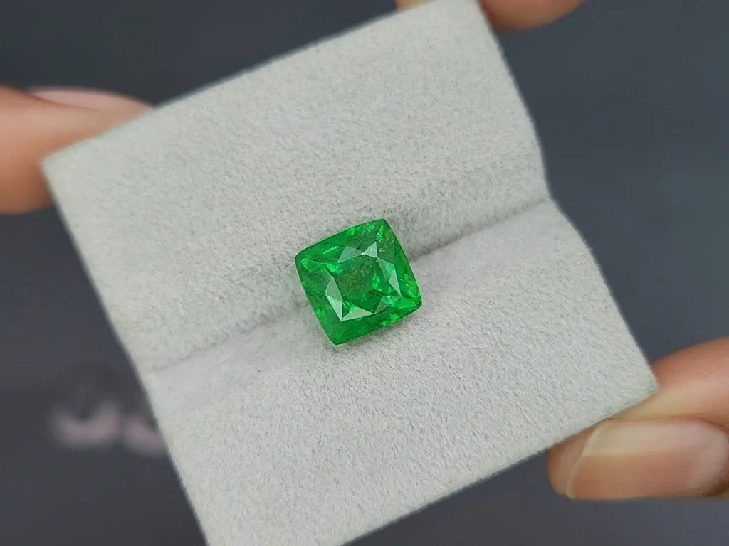 Grenat tsavorite vert intense taille coussin de 5,75 carats, Tanzanie  Image №4