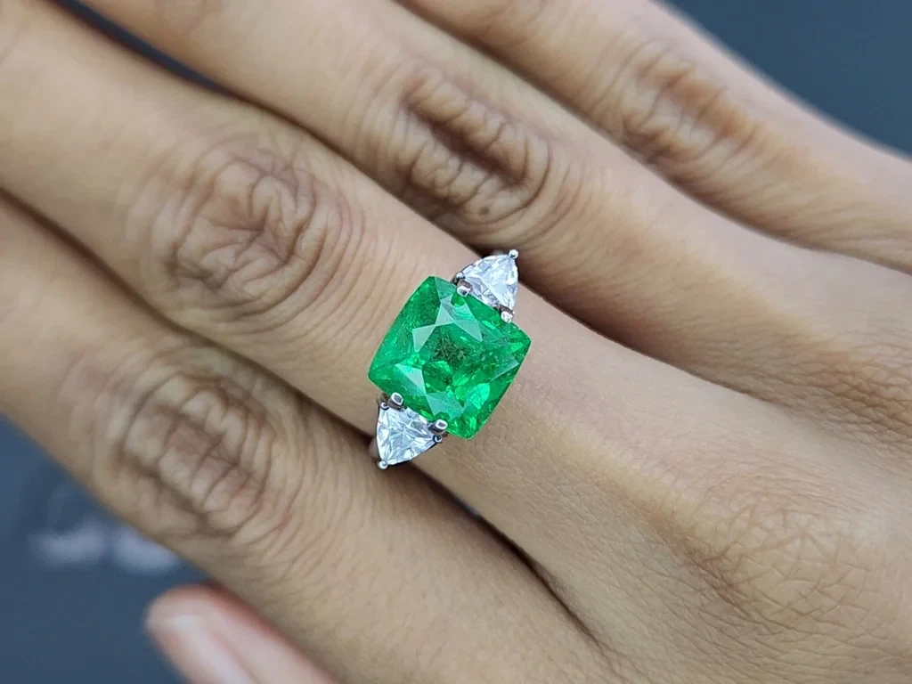 Grenat tsavorite vert intense taille coussin de 5,75 carats, Tanzanie  Image №5