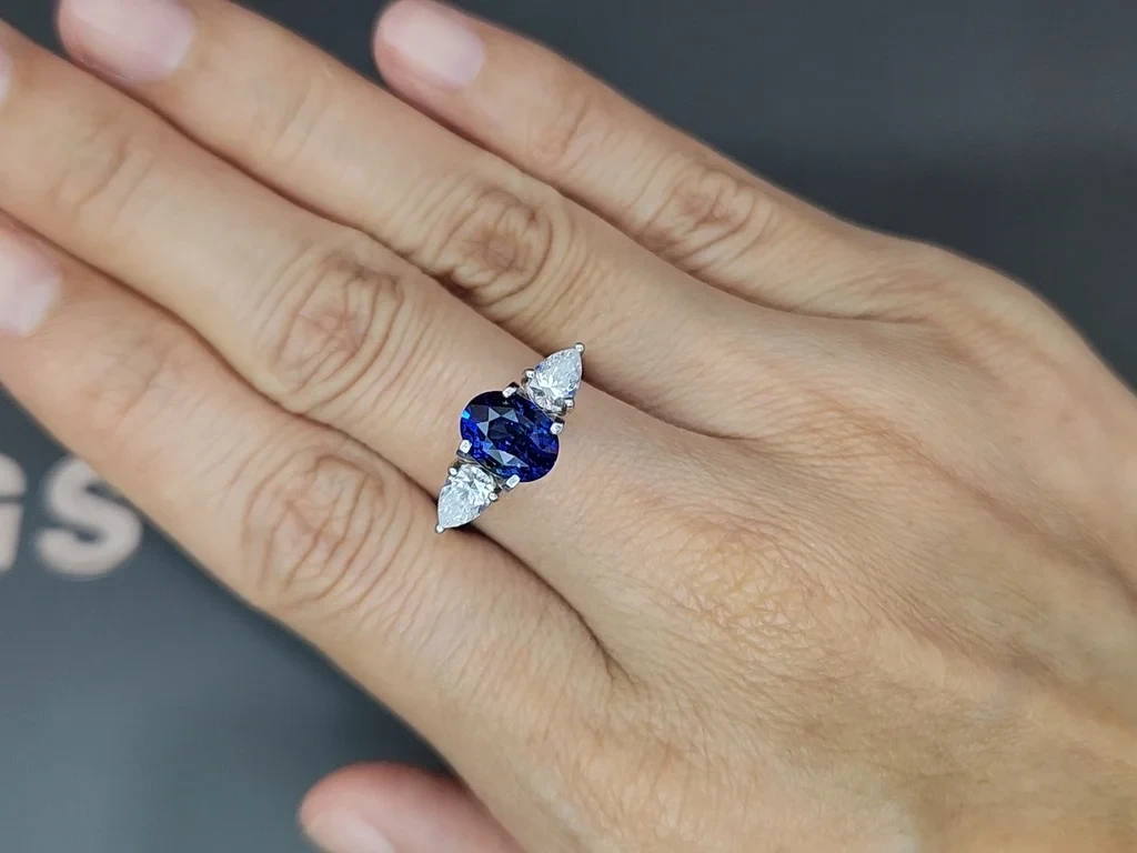 Saphir Royal Blue oval geschliffener 2,52 karat, Sri Lanka Image №5