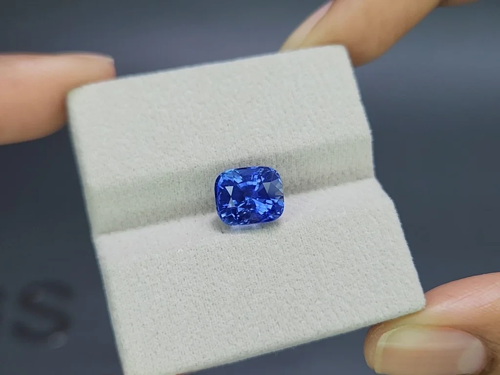 Unheated blue sapphire cushion cut 5.06 carats, Sri Lanka Image №4