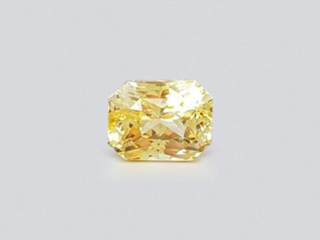 Anillo con zafiro de oro de 2,06 quilates y diamantes en oro blanco de 18 quilates Image №4