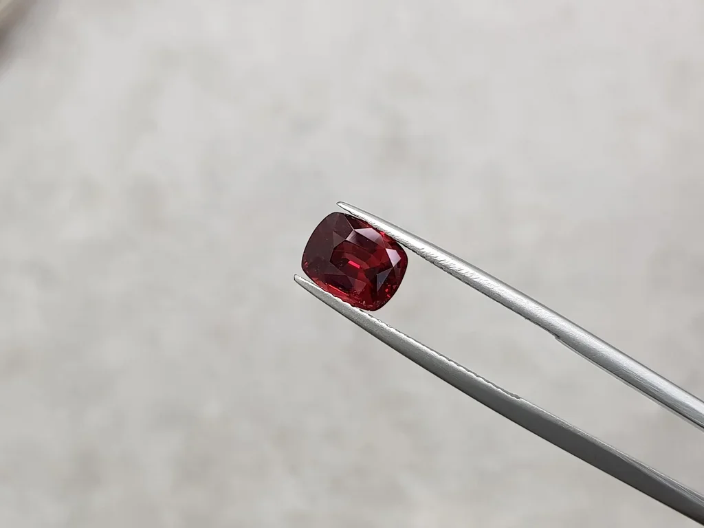 Spinelle rouge intense 2,64 carats taille coussin, Tanzania Image №2