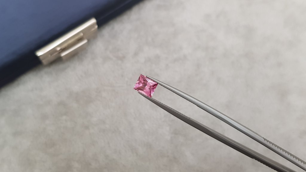 Pamir intense pink spinel in princess cut 1.55 ct Image №3
