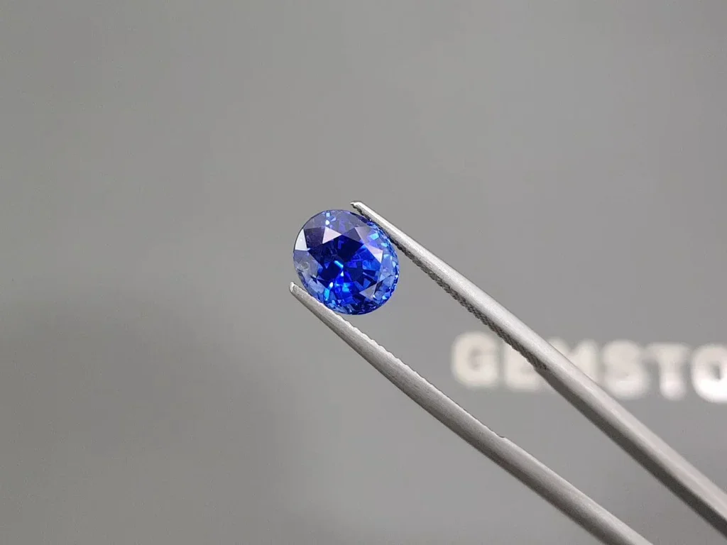 Intense Cornflower Blue sapphire in oval cut 3.20 carats, Sri Lanka Image №3