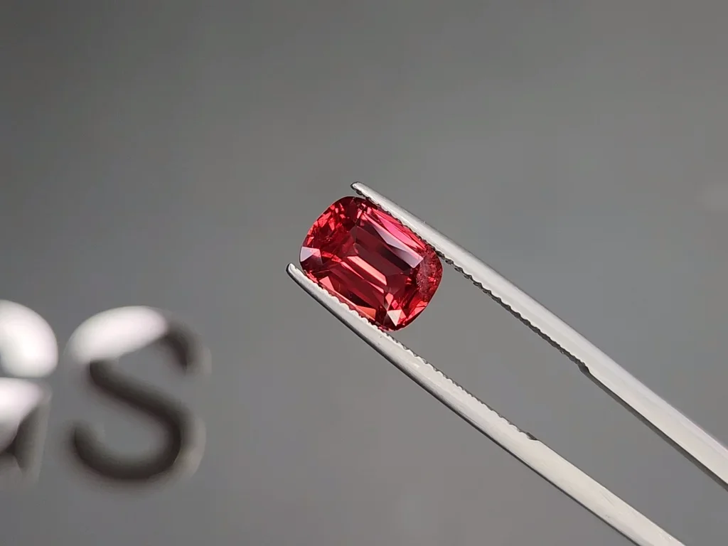 Spinell Mahenge Vibrant Pink-Red kissenschliff 2,79 karat, Tansania  Image №3