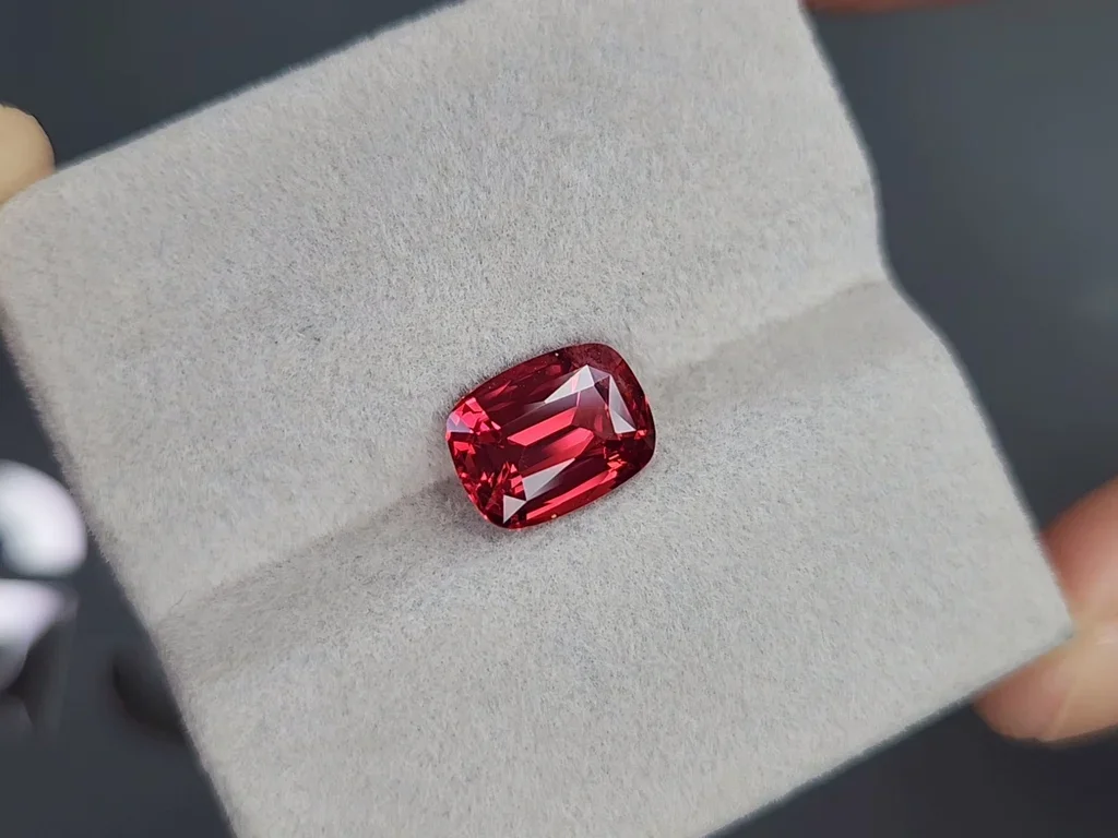 Spinell Mahenge Vibrant Pink-Red kissenschliff 2,79 karat, Tansania  Image №4
