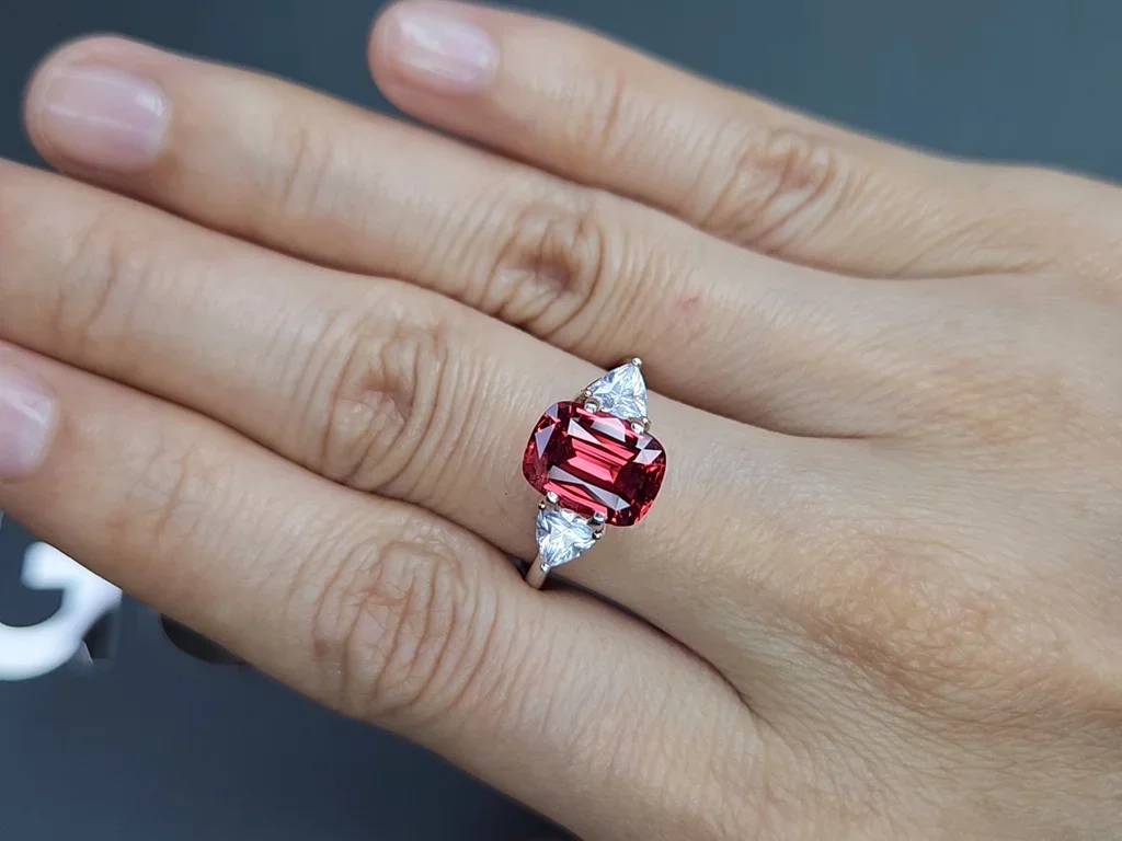 Spinell Mahenge Vibrant Pink-Red kissenschliff 2,79 karat, Tansania  Image №5