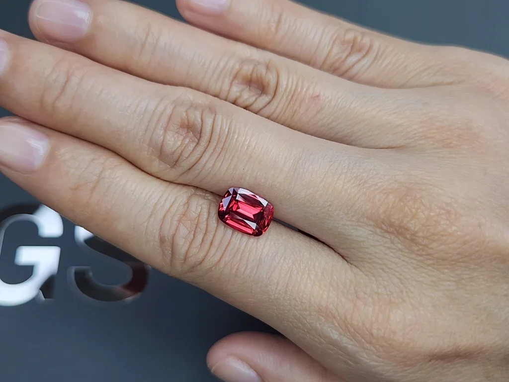 Spinell Mahenge Vibrant Pink-Red kissenschliff 2,79 karat, Tansania  Image №2