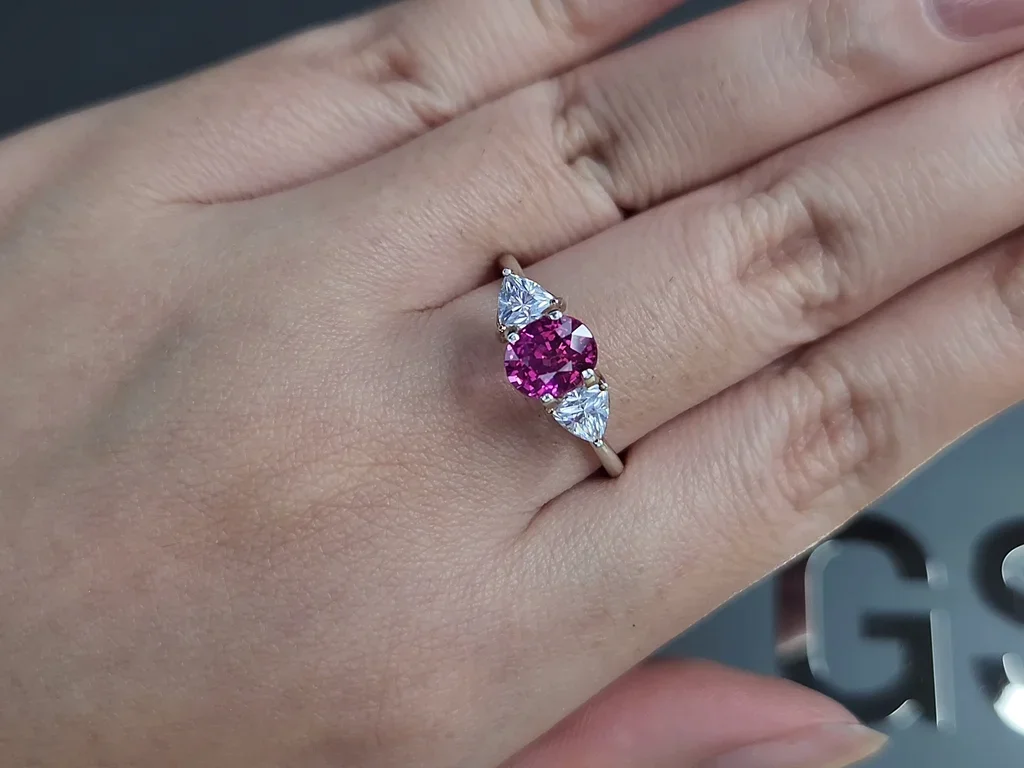 Saphir rose vif taille ovale non chauffé 1,55 ct Sri Lanka Image №5