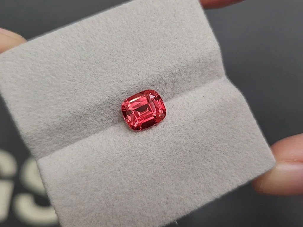 Leuchtend spinell  Mahenge rosaroter im kissenschliff 2,52 carats, Tansania Image №4