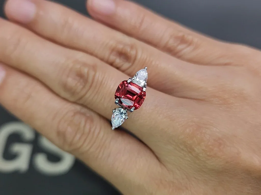 Leuchtend spinell  Mahenge rosaroter im kissenschliff 2,52 carats, Tansania Image №5