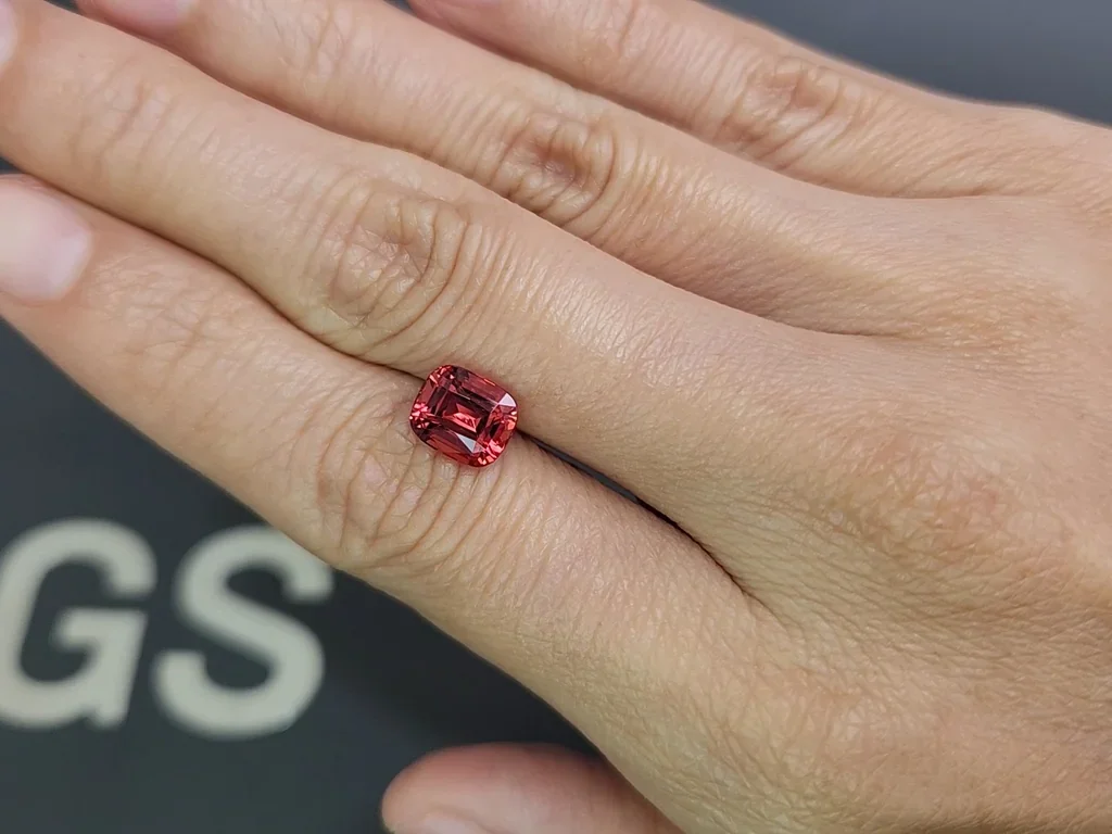 Leuchtend spinell  Mahenge rosaroter im kissenschliff 2,52 carats, Tansania Image №2