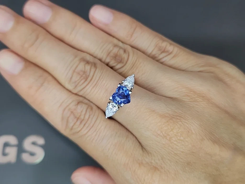Saphir bleu non chauffé en forme de cœur 1,52 carat, Sri Lanka Image №5