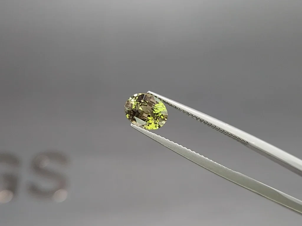 Vanadium bearing chrysoberyl oval cut 2.13 carats, Sri Lanka Image №3