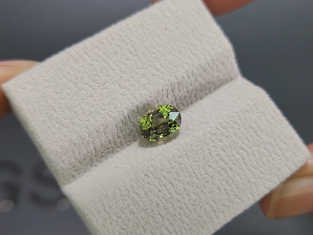 Vanadium bearing chrysoberyl oval cut 2.13 carats, Sri Lanka Image №4