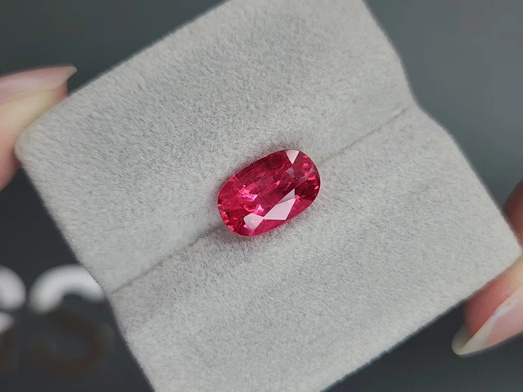 Espinela rosa intenso Mahenge de talla cojín de 4,12 carats, de Tanzania Image №4