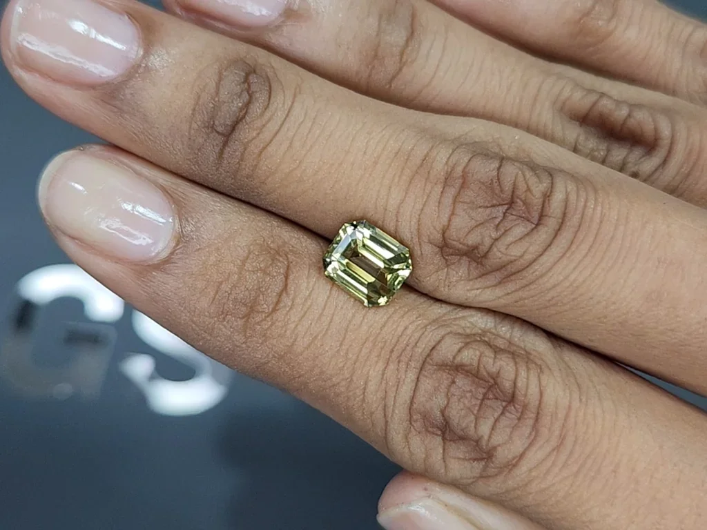 Chrysobéryl jaune vert taille octogone 2,57 ct, Sri Lanka Image №2