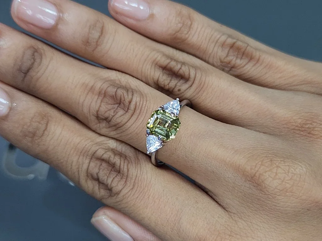 Chrysobéryl jaune vert taille octogone 2,57 ct, Sri Lanka Image №5