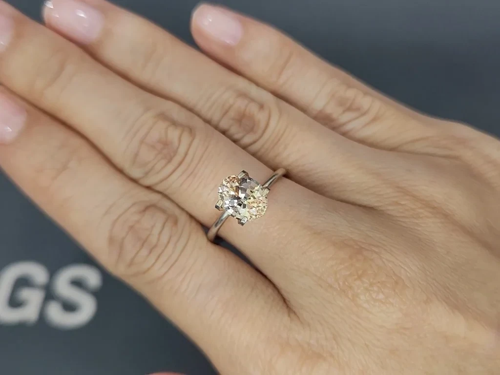 Saphir ovale jaune pastel non chauffé 2,13 carats, Sri Lanka Image №5