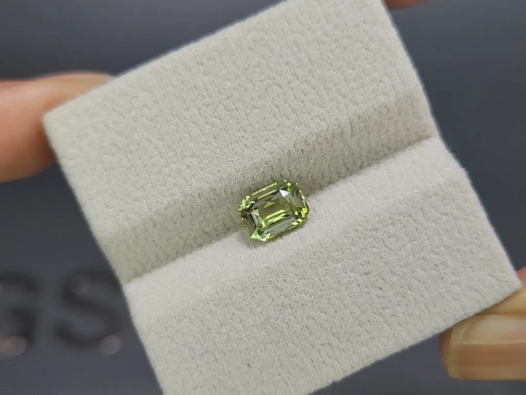 Vanadium bearing chrysoberyl  radiant cut 1.61 carats, Sri Lanka Image №4