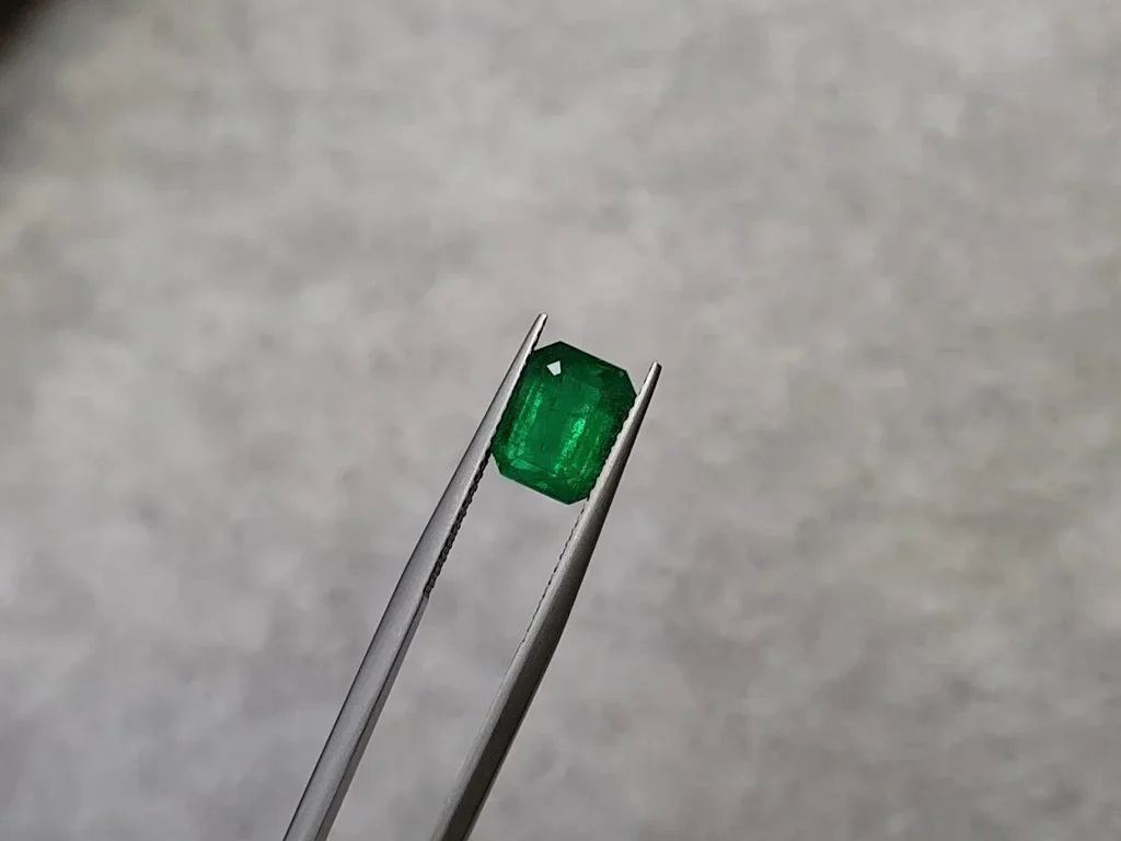 Émeraude octogonale zambienne vert vif 2,68 ct Image №3