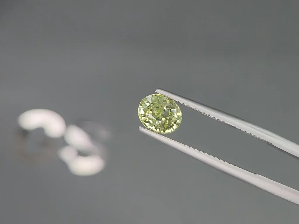 Yellow green chrysoberyl oval cut 1.67 carats, Sri Lanka Image №3