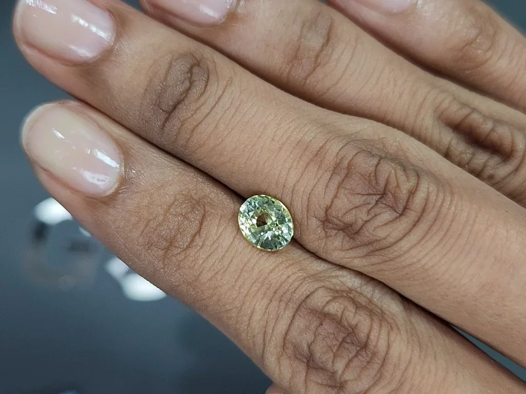 Yellow green chrysoberyl oval cut 1.67 carats, Sri Lanka Image №2