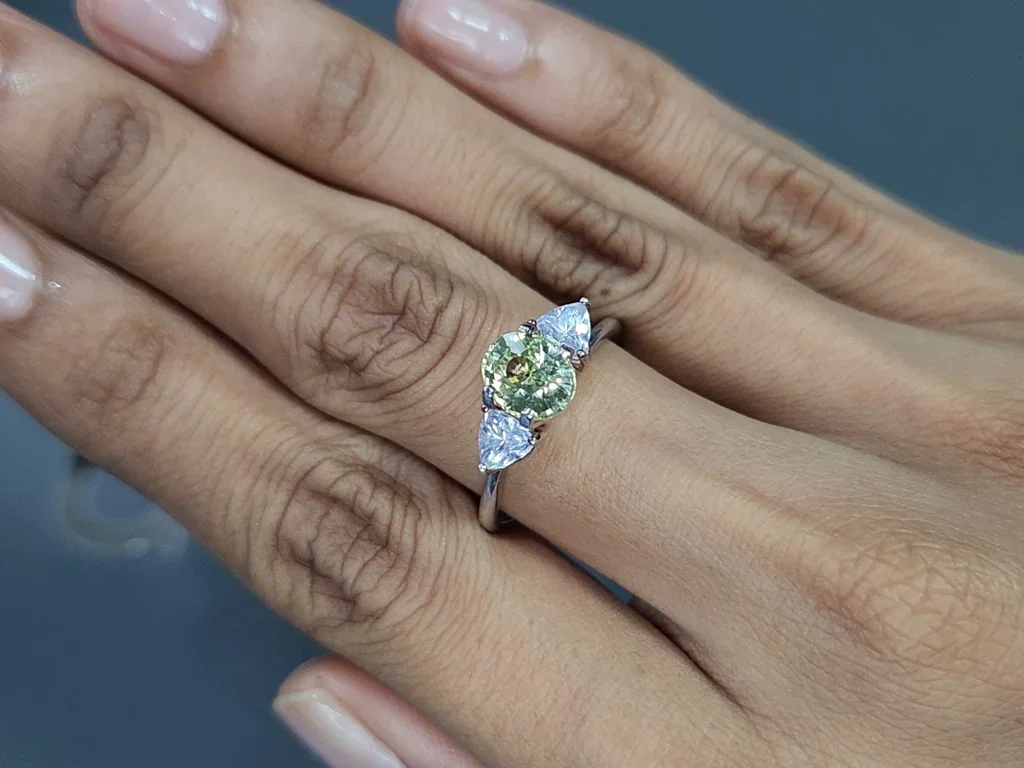 Yellow green chrysoberyl oval cut 1.67 carats, Sri Lanka Image №5