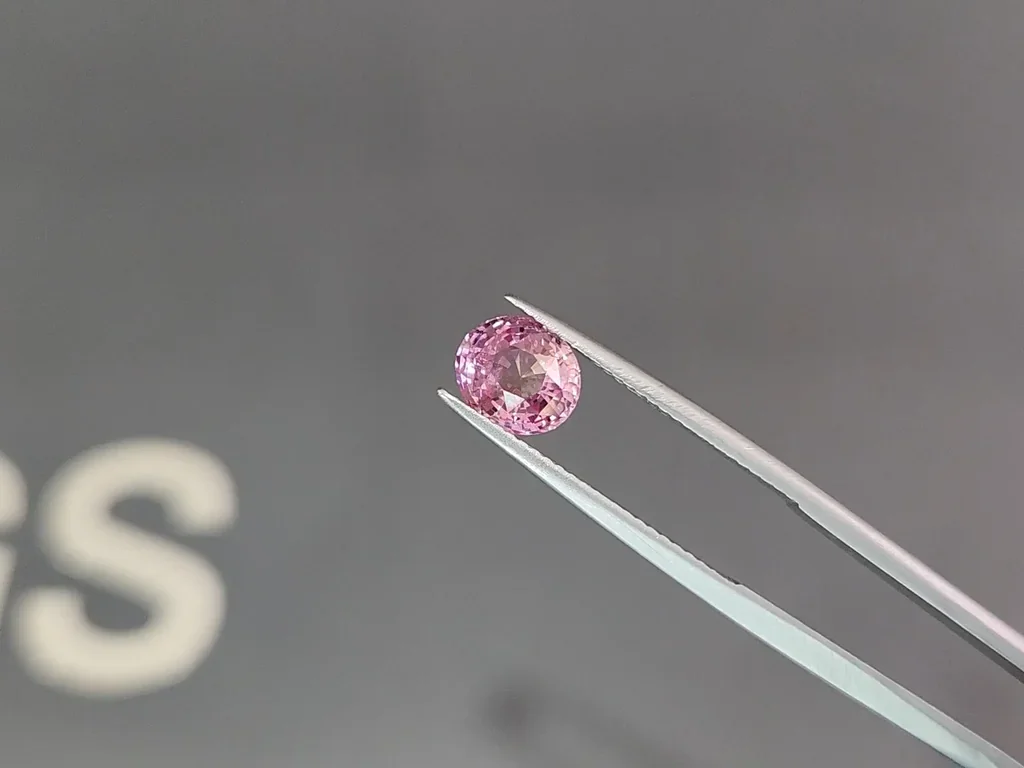 Zafiro Padparadscha de talla ovalada sin calentar de 2,05 quilates, Madagascar Image №3