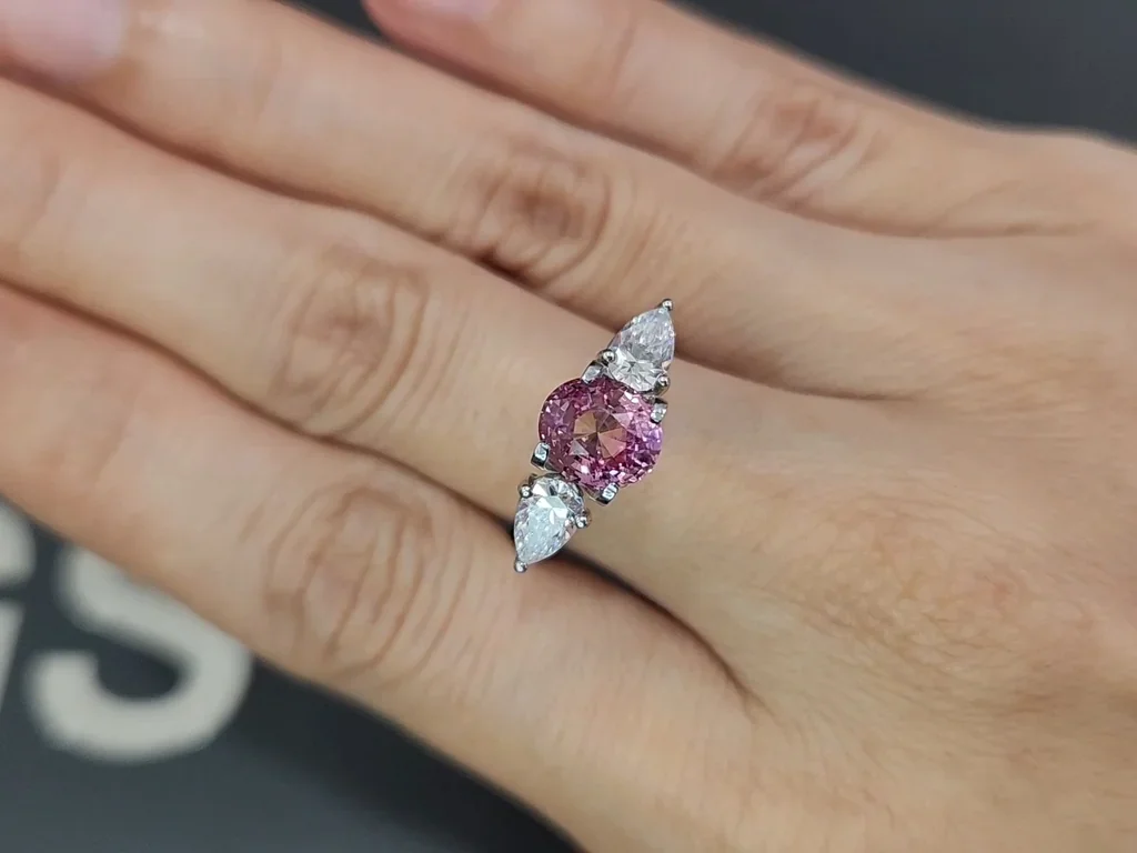 Zafiro Padparadscha de talla ovalada sin calentar de 2,05 quilates, Madagascar Image №5