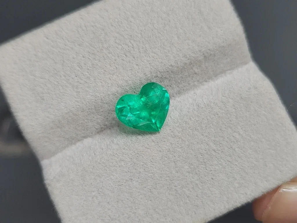 Émeraude taille cœur 2,03 carats, Colombie Image №4
