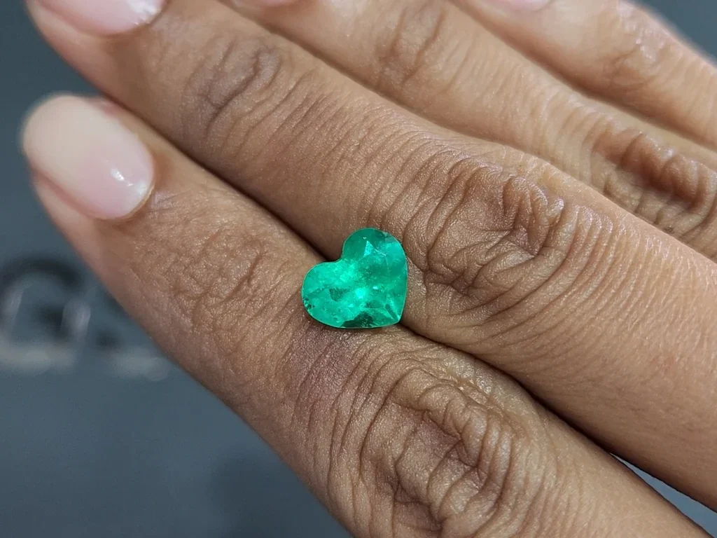 Émeraude taille cœur 2,03 carats, Colombie Image №2