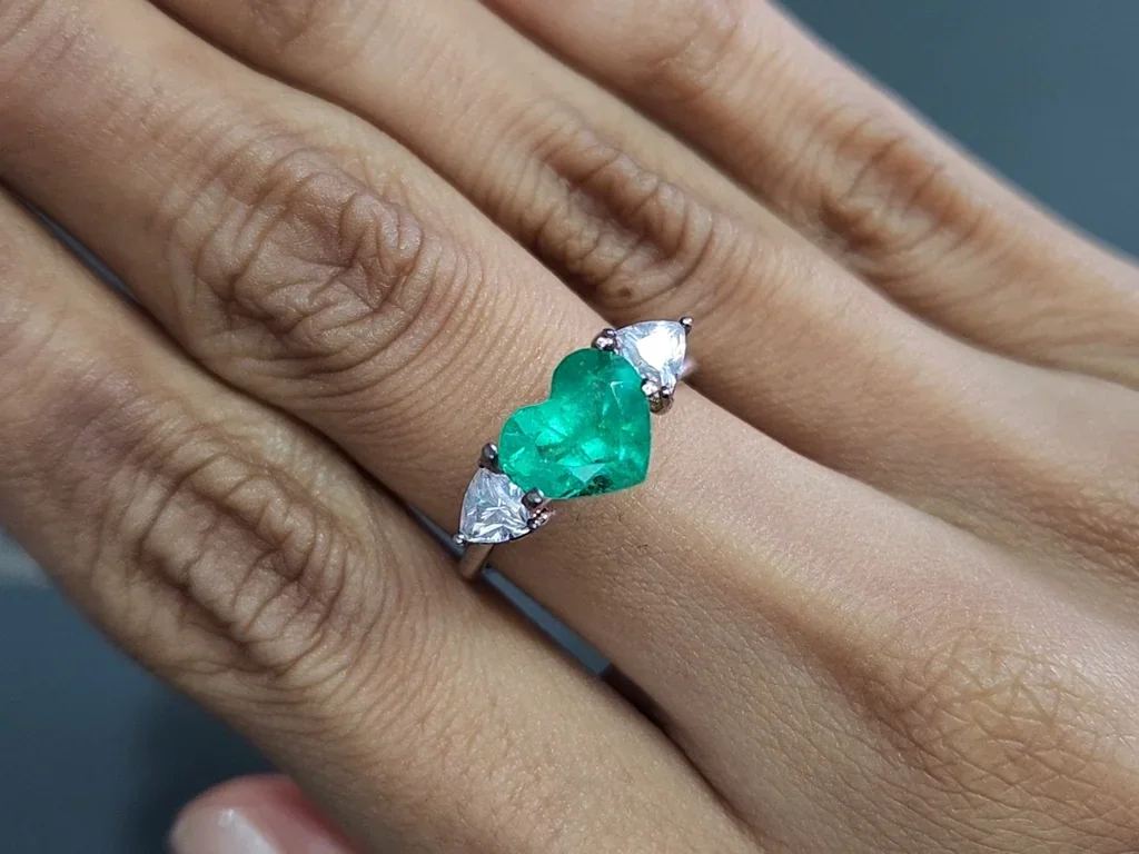 Émeraude taille cœur 2,03 carats, Colombie Image №5