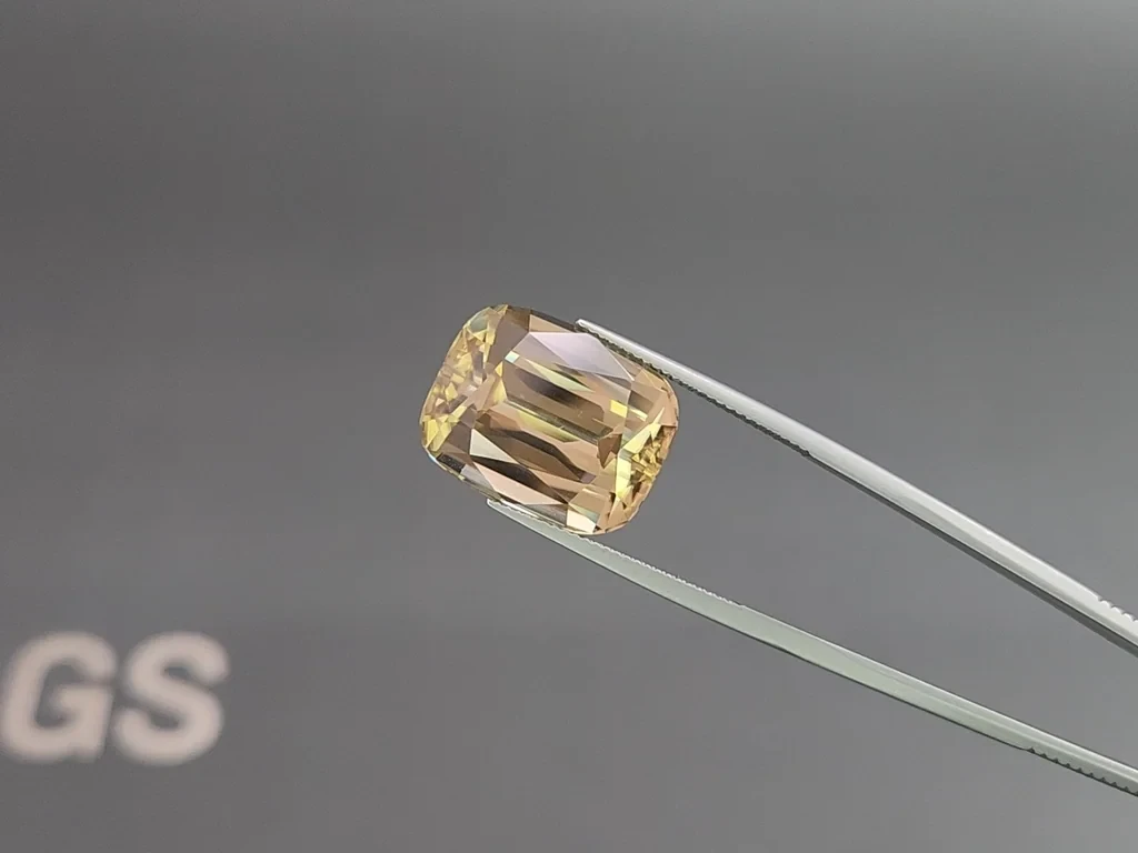 Gran circón de talla cojín con un peso de 32,06 quilates, Tanzania Image №3