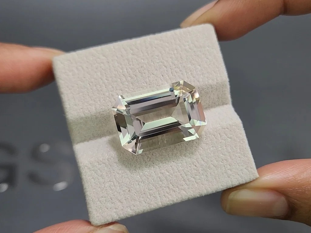 Grand kunzite taillé en octogone 23,29 carats, Pakistan Image №4