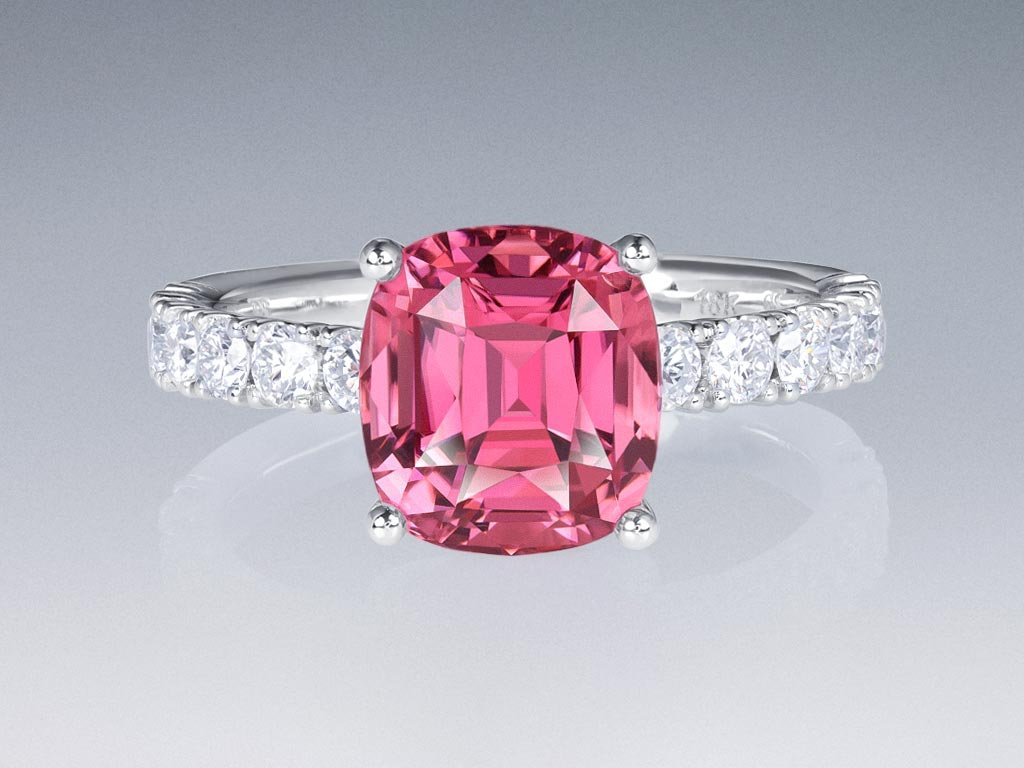 Anillo con turmalina rosa de 3,16 quilates y diamantes en oro blanco de 18 quilates  Image №1