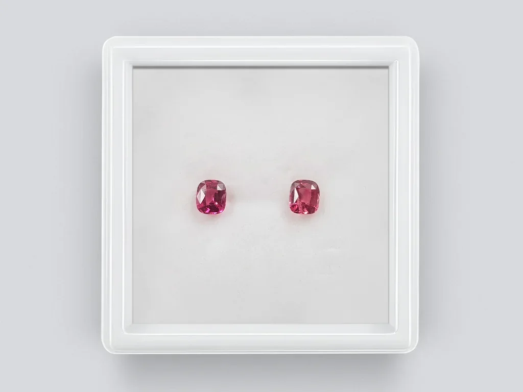 Contrasting pair of pink and red cushion-cut spinel 0.71 ct, Burma Image №1