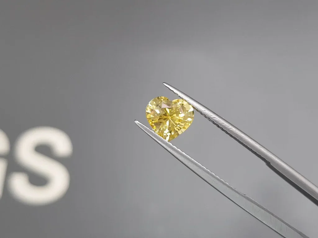 Golden yellow untreated sapphire in heart shape 2.21 carats, Sri Lanka Image №3