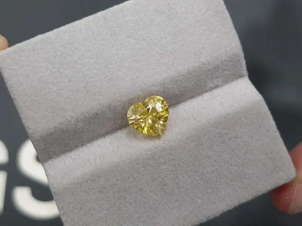 Golden yellow untreated sapphire in heart shape 2.21 carats, Sri Lanka Image №4
