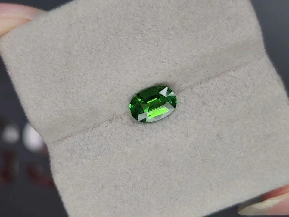 Tsavorita verde neón talla ovalada 1,15 quilates, Tanzania  Image №4