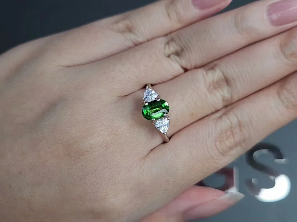 Tsavorita verde neón talla ovalada 1,15 quilates, Tanzania  Image №5