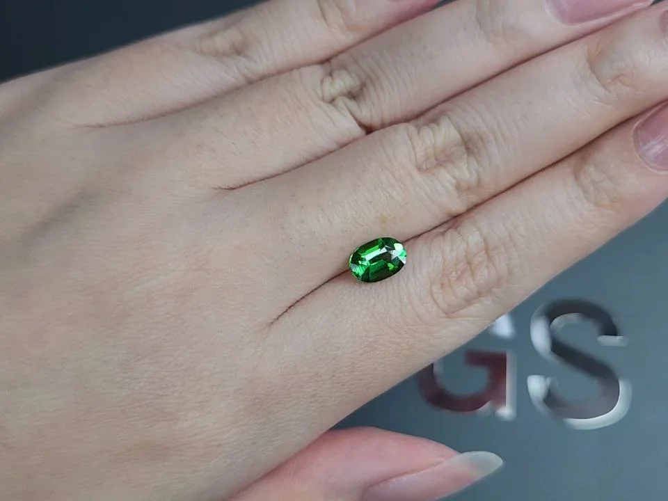 Tsavorita verde neón talla ovalada 1,15 quilates, Tanzania  Image №2