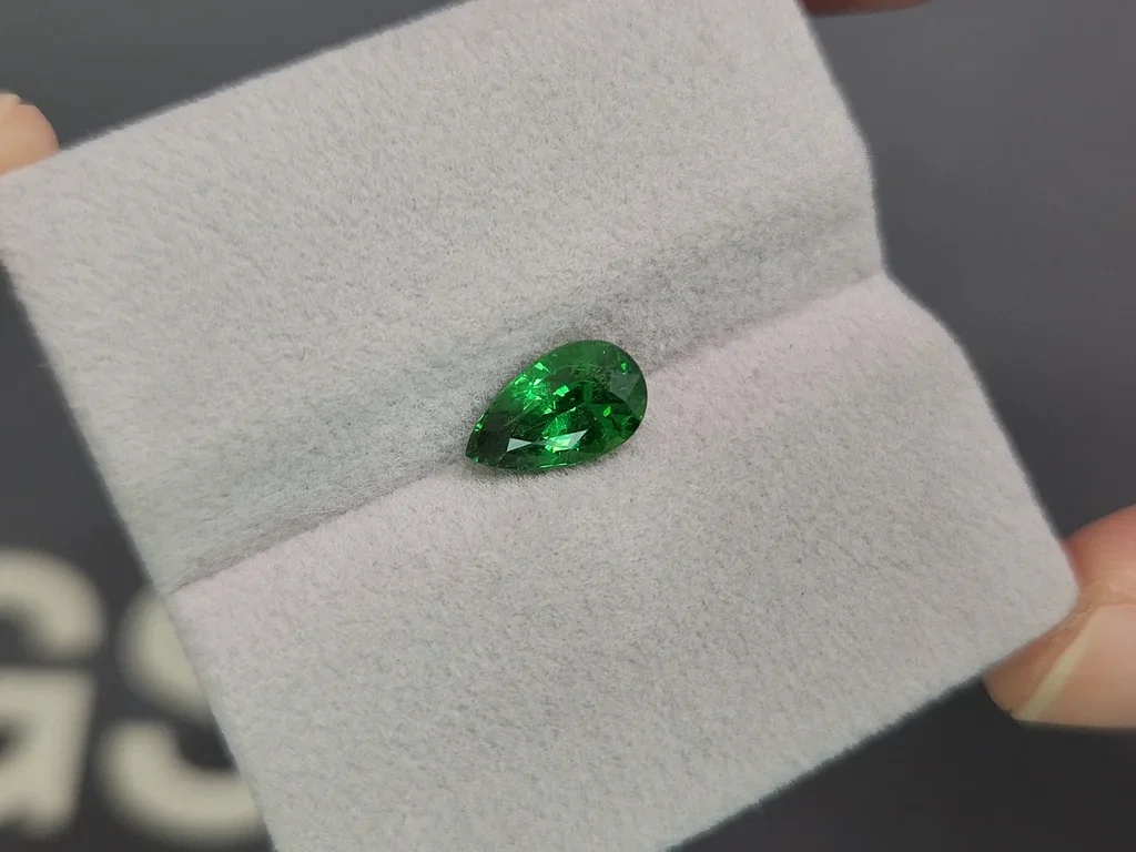 Tsavorita de Tanzania de talla pera verde vivo de 1,70 carats  Image №4
