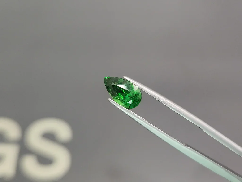 Tsavorita de Tanzania de talla pera verde vivo de 1,70 carats  Image №3