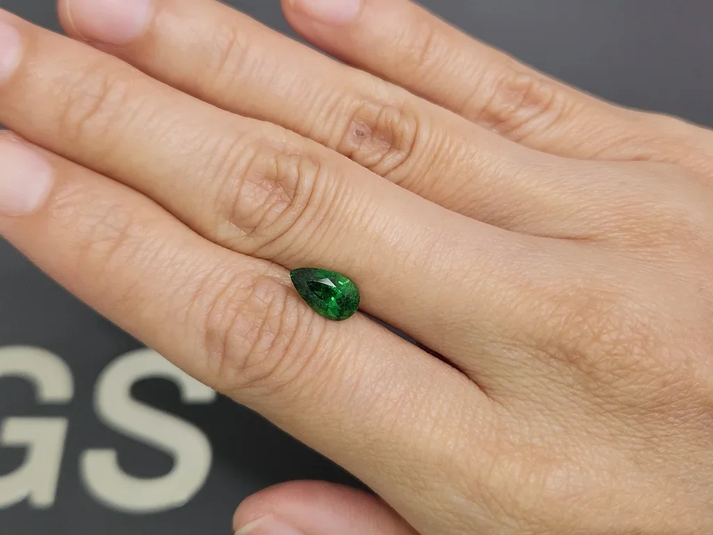 Tsavorita de Tanzania de talla pera verde vivo de 1,70 carats  Image №2