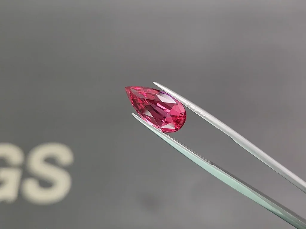 Leuchtend rosaroter Mahenge-spinell im birnenschliff 4,41 carats, Tansania Image №3